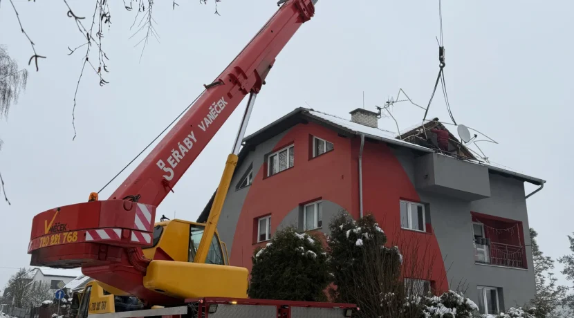 Aplikace_vánočních_dekorací_na_RD