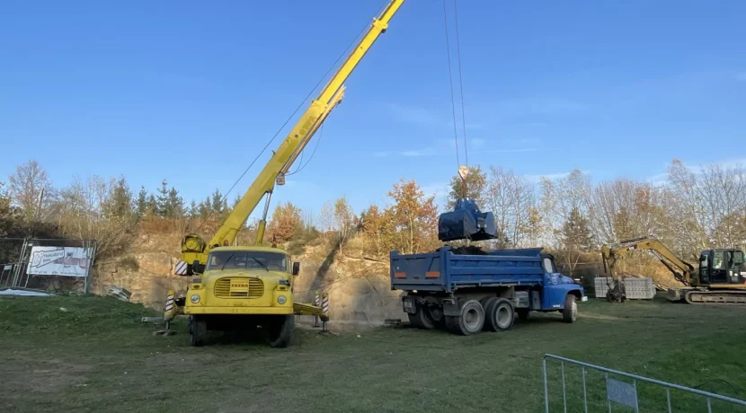 Autojeřáb_a_Tatra_148