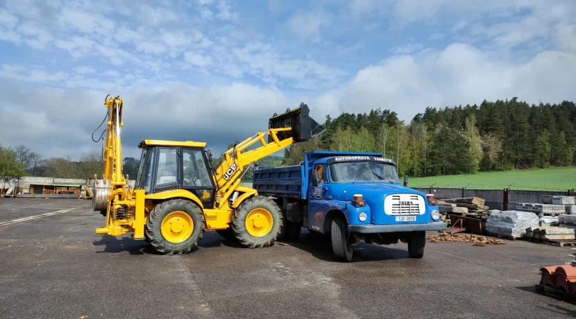 Traktorbagr_JCB_4CX_a_Tatra_148